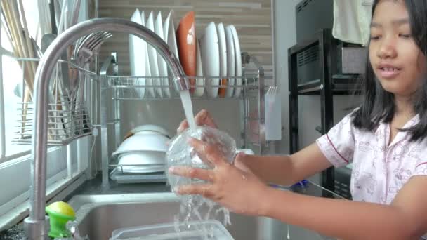 Daughter Helping Mom Washing Dishes Kitchen — Stock Video