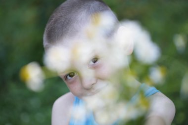 Bir buket çiçek ile seyir Boy gülümseyerek