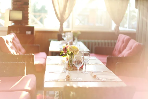 背景の美しい高級レストランのインテリア ロイヤリティフリーのストック写真