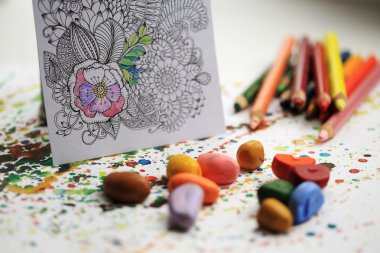 Sanat ve renk terapisi. Anti stres boyama kitabı Yetişkin.