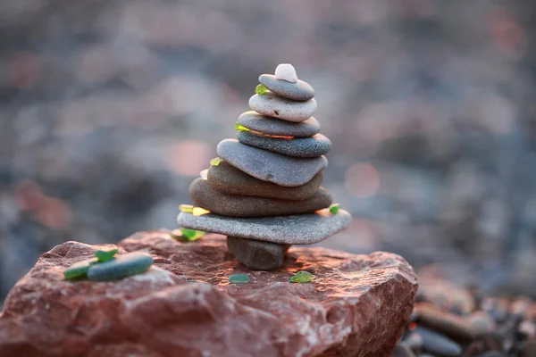 Torre di Pietre a Forma di Albero di Natale decorato con vetro verde Foto Stock