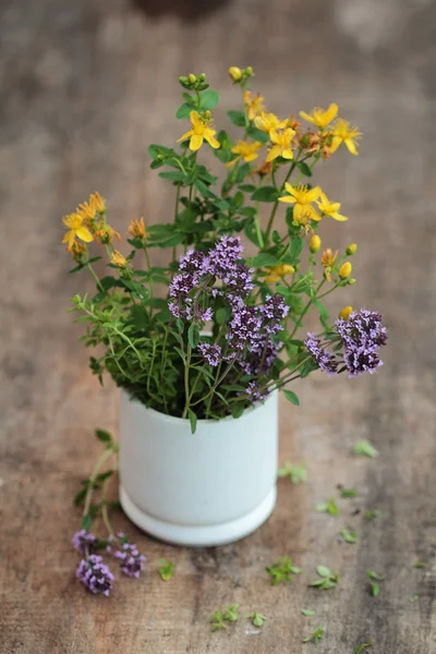 Mortier blanc avec des herbes isolées sur fond en bois — Photo