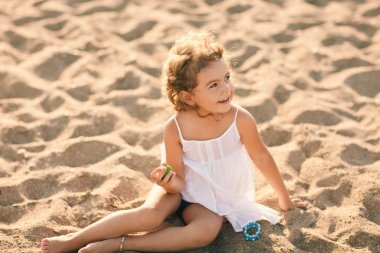 Sahilde küçük kız