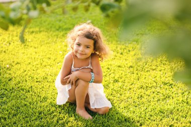 doğa üzerinde küçük kız