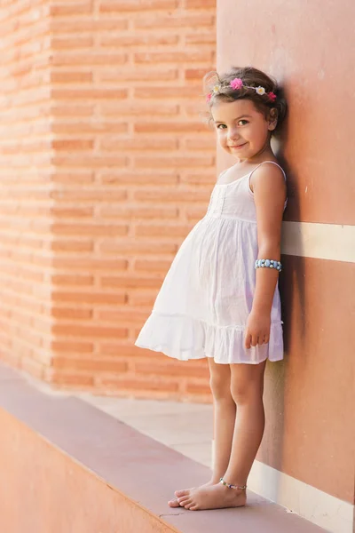 Little girl at wall — Stock Photo, Image