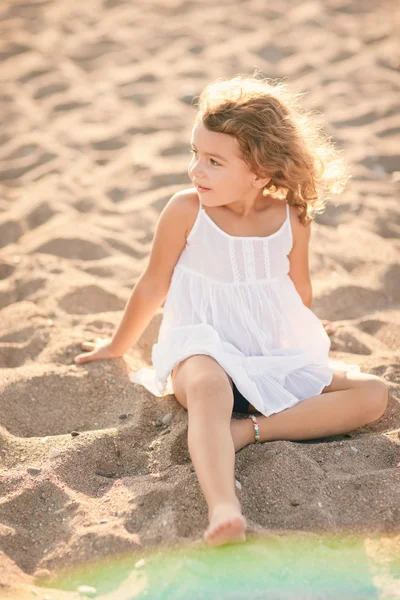 Little girl on beach — Stock Photo, Image