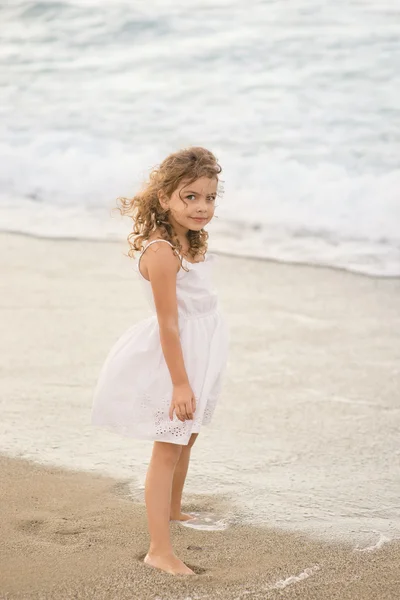 Meisje op het strand — Stockfoto