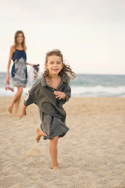 Petite fille sur la plage — Photo