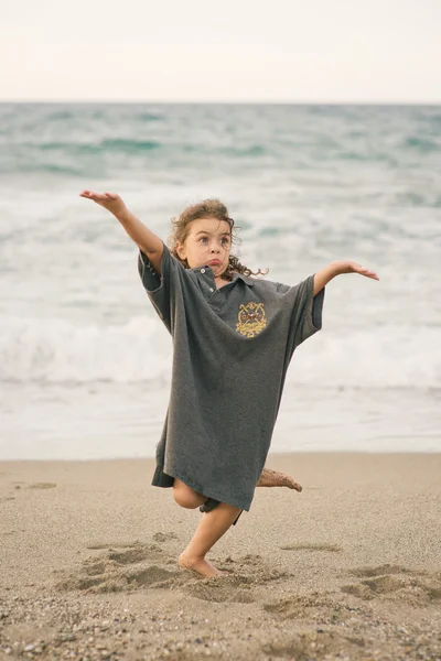 Petite fille sur la plage — Photo