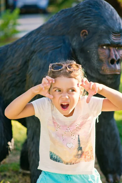 Little girl with gorilla — Stock Photo, Image