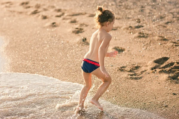 Petite fille sur la plage — Photo