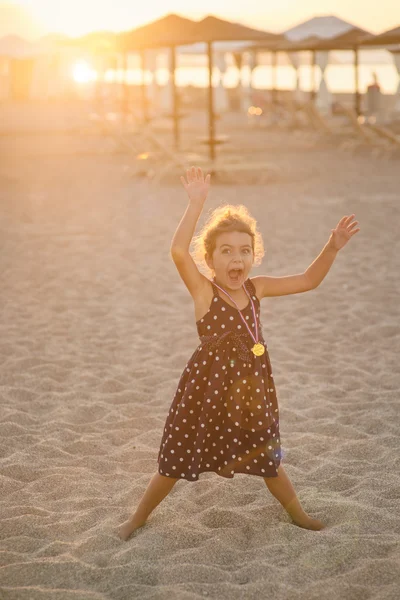 Petite fille sur la plage — Photo