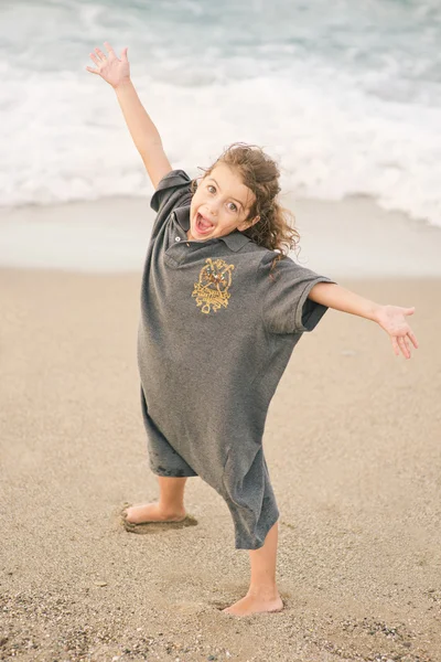 Little girl on beach — Stock Photo, Image