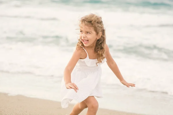 Little girl on beach — Stock Photo, Image