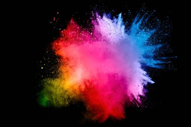 Siyah arkaplanda soyut çok renkli toz patlaması. Renk tozunun hareketsiz hareketi sıçrar. Boyalı Holi.
