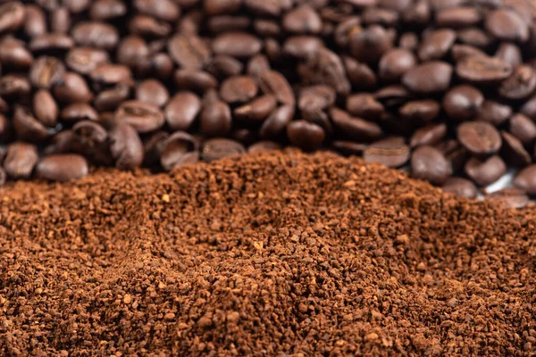 Koffiebonen Gemalen Achtergrond Geroosterde Koffiebonen Gemalen Close Van Boven Selectieve — Stockfoto