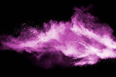 Siyah arkaplanda pembe toz parçacıkları patlaması. Pembe barutun hareketsiz durması..