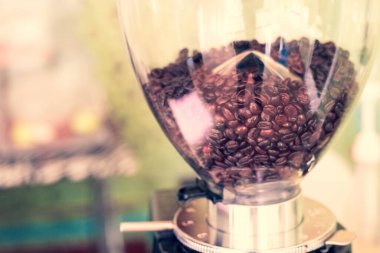 Kahve çekirdeklerini makinenin öğütücüsünde kapat..