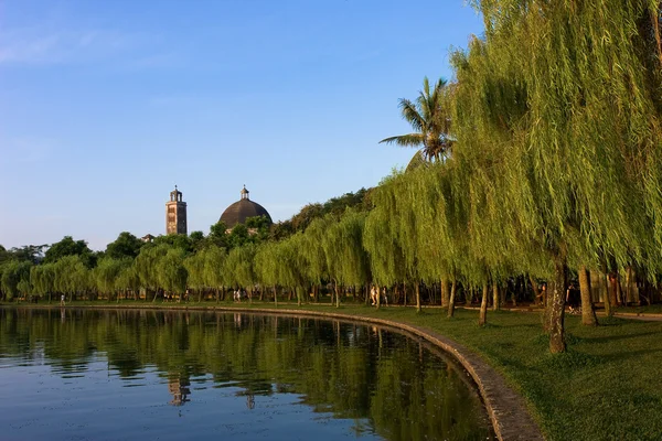 Paysage avec église, lac et arbre au Vietnam — Photo