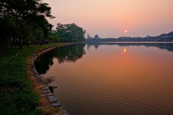 Zonsondergang op het meer — Stockfoto