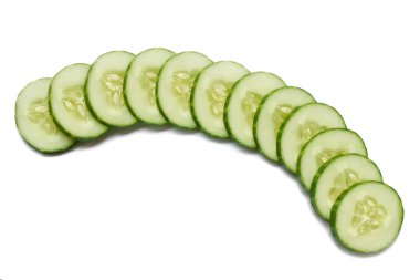 salatalık beyaz arkaplanda izole edildi