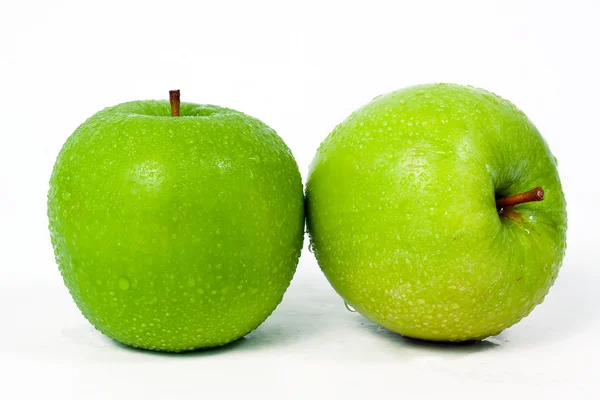 Double pomme verte isolée sur fond blanc — Photo