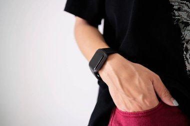 Yakın plan çekim, akıllı el, şık bir akıllı saat takmak lüks bir aksesuar.