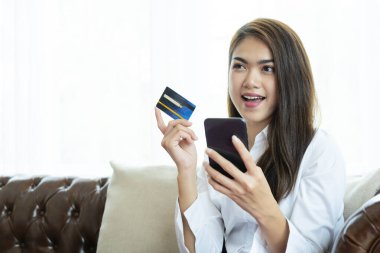 Dizüstü bilgisayarda online alışveriş sitesi. Laptop 'tan Kolay E-ticaret Web Sitesi Dükkanı. Smartphone Alışveriş Aracı Kullanımı Çevrimiçi Yazı, Günlük. 