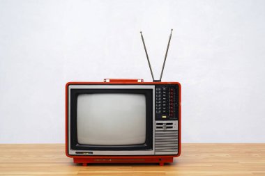 Klasik TV seti izole edildi. Retro televizyon - eski model kırmızı televizyon, retro teknoloji. Antik TV kavramı