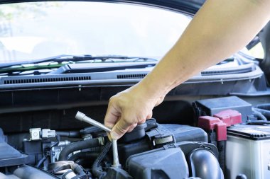 Otomotiv tamircisi garajda çalışıyor. Tamir servisi. Bir dizel motor üzerinde çalışan tamirci, yakın çekim. Araba tamircisinin elleri oto tamir ve bakım işlerinde.