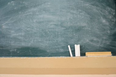 Tahta boş, tahtayı kaldırmak için tebeşirle yapılmış bir tebeşir var... eğitim herkes için önemlidir, çünkü konseptin başarılı olmasına yardımcı olur. Öğretimi canlandırmak için, boş kopyala.