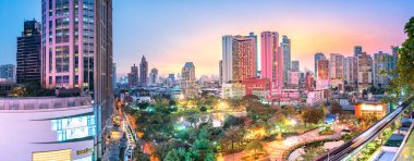 Benchakitti Park panorama konsepti. Şehrin merkezinde, turistlere ve 130 rai 'lik bir alanda dinlenmek ve dinlenmek isteyen halka açık bir parktır. Bangkok 'taki şehir manzarası.