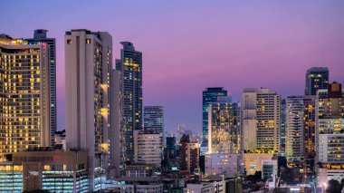 Bangkok 'un başkenti, Tayland. Ekonomi çok iyi büyüyor. Geceleri atmosfer, yüksek binaların renk ışığı.