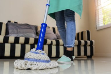 Ev konseptini temizle. Onun evini yerleri paspaslayarak temizlemek, Temizlik önemlidir. Mutlu çalışma.