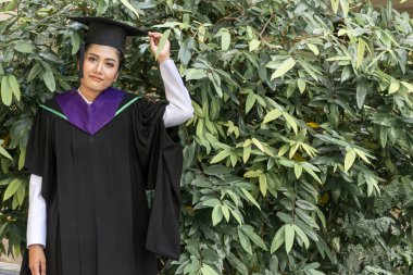 Tebrikler. Eğitimde başarı başlangıçtır. Üniversite mezuniyet töreninden havan topu ve cübbe giyerek mezun oluyor.