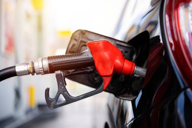 Benzin doldurup, benzin dolduruyorum. Benzin istasyonunda yakıt dolduruyorum.