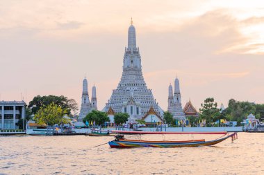 Bangkok Tayland 'da gün batımında Wat Arun Tapınağı. Wat Arun, Tayland 'da Bangkok Yai bölgesinde bir Budist tapınağıdır.,