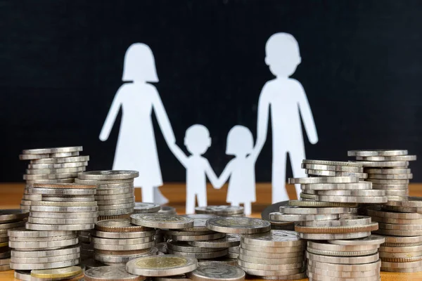 Aile vergisi / konut vergisi veya emlak vergisi kavramı: Aile üyeleri, ev, dolar para çantaları yükselen madeni paraların üzerinde, ev özsermaye kredisi, ters ipotek, yaşam için temel ihtiyaçlar