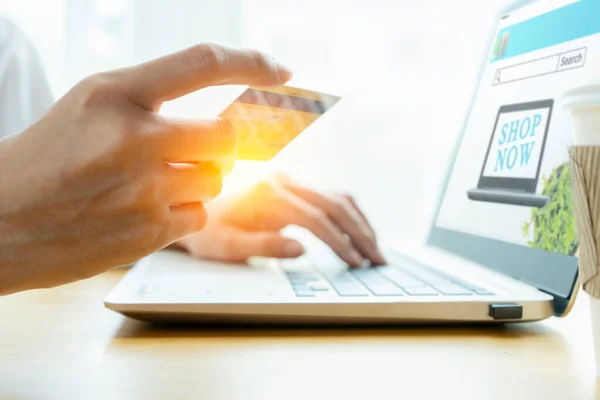 Dizüstü bilgisayarda online alışveriş sitesi. Kolay E-ticaret Web Sitesi Bilgisayarı. Hands using Shopping Cart çevrimiçi makale, blog 'u okuyun. Dijital Ödeme Ağı