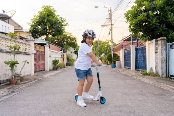 Young Asian Girl Safety Helmet Riding Roller Kids Play Outdoors — Stock Photo, Image