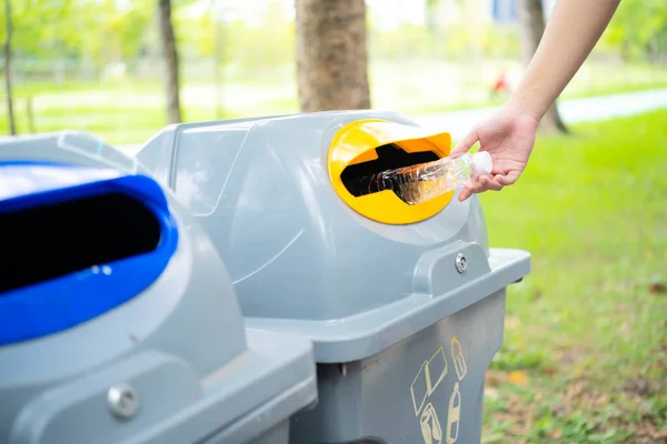 Boş Plastik Şişeyi Geri Dönüşüm Konseptine Atarken Elinizi Kapatın — Stok fotoğraf