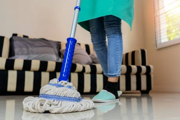 Städa Huset Konceptet Städning Hennes Hus Genom Att Torka Golvet — Stockfoto