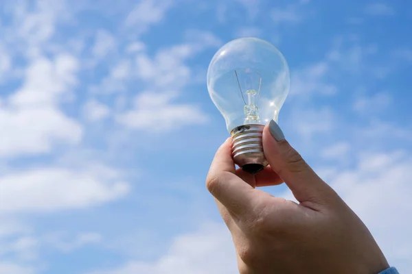 Concept Énergie Puissance Dans Nature Main Tenant Ampoule Avec Solaire — Photo