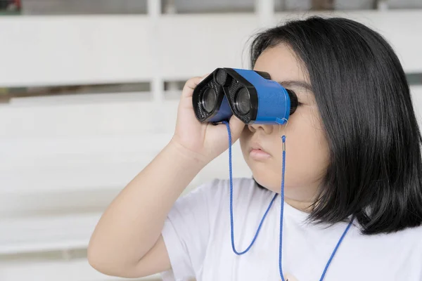 Mädchen Weißen Hemden Benutzen Ein Blaues Fernglas Auf Der Suche — Stockfoto