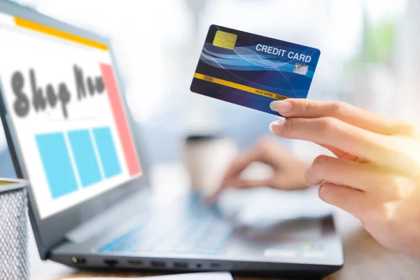 Mãos Segurando Cartão Crédito Usando Laptop Compras Online Commerce Internet — Fotografia de Stock