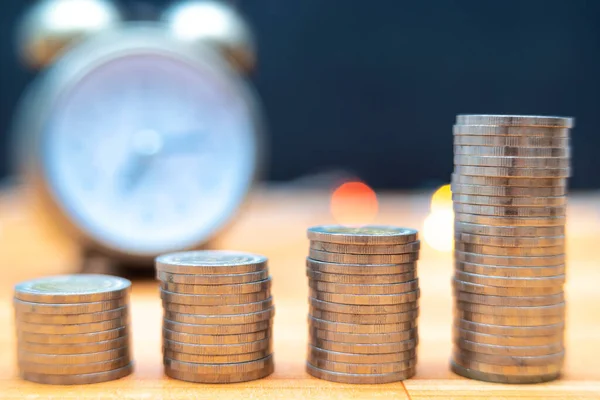 Tijd Geld Concept Oude Munten Klok Numismatiek Het Verzamelen Van — Stockfoto