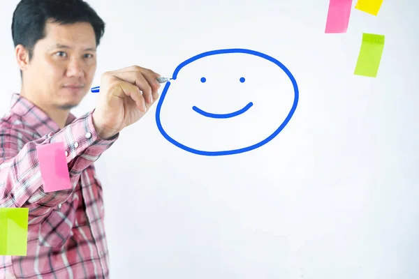 Hombre Asiático Dibuja Una Sonrisa Feliz Espejo Representa Humor Feliz — Foto de Stock
