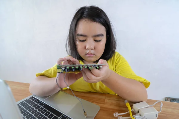Donne Asiatiche Stanno Imparando Semplici Circuiti Elettrici Computer Portatili Alla — Foto Stock