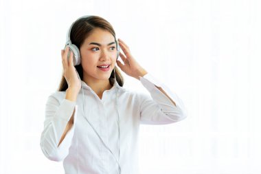 Parlak kıyafetli genç ve güzel bir kadın evde müziğin tadını çıkarıyor.