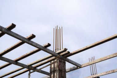 İnşaat alanı geçmişi ve yeni çok katlı binalar endüstriyel arka plan. İnşaat konseptine yatırım.